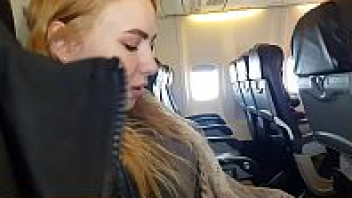 คลิปเสียวฝรั่ง Porn Xnxx เล่นเสียวบนเครื่องบินชักว่าวกันกลางฟ้า มือรูดควยจนเสียวต้องขอให้โมกแล้วสั่งให้กินน้ำเงี่ยน
